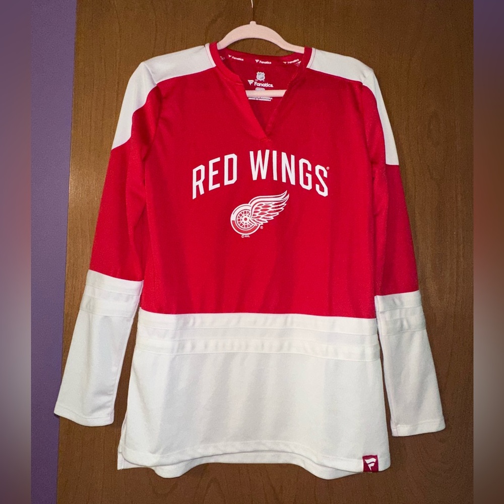 NWOT Red Wings Hockey Jersey, size women’s small